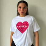 Camiseta estampada Coach corazón rosa