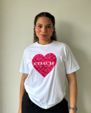 Camiseta estampada Coach corazón rosa